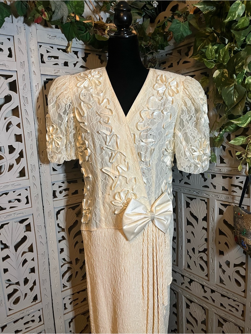 LESLIE FAY VINTAGE 80’s IVORY DETAILED FLORAL LACE & RIBBON EMBROIDERY MIDI DRES - Picture 2 of 12